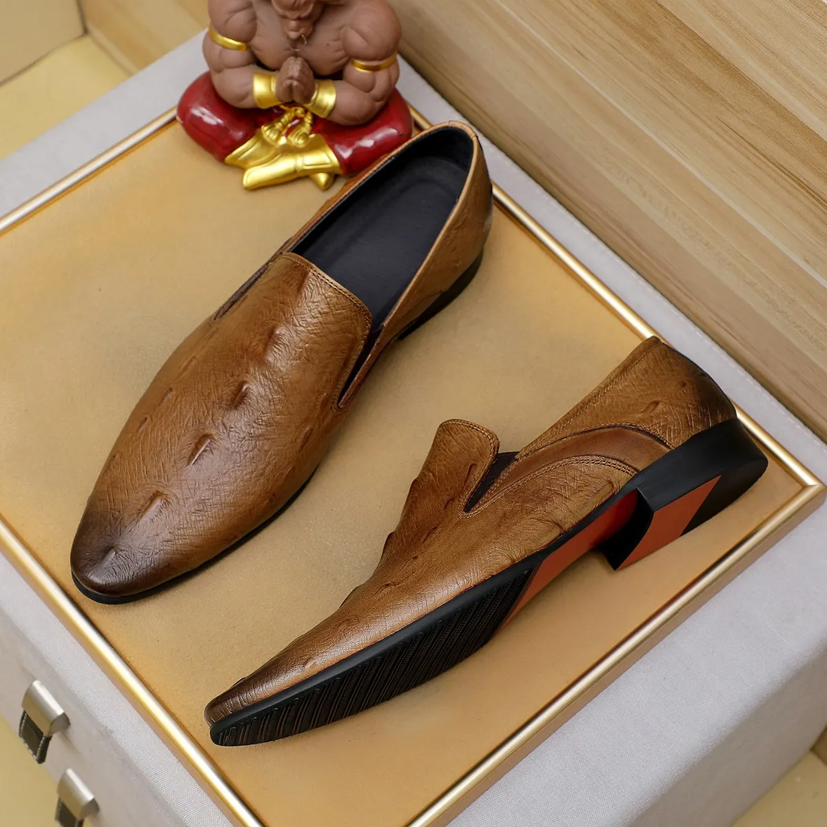 Men's shoes 💰540 💰 Louis Vuitton LV ® Autumn and Winter 🆕 models 🔛Full shoe counter First layer cowhide, 🐂leather lining casual shoes for men, super soft outsole, essential for driving. Counter synchronized original first layer cowhide completely 1:1 mold customization 🌹Top version, 2 colors optional! Number: 38-45 (37.46. Customized)